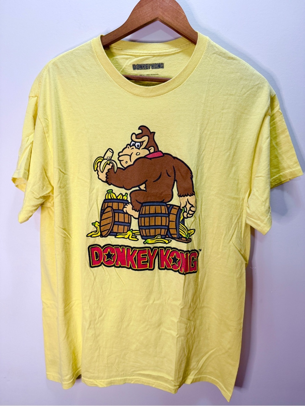 Nintendo Donkey Kong Yellow Graphic Tee - Retro Video Game Shirt Size L 28x23